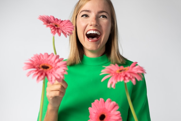 Foto nahaufnahme porträt der schönen frau mit blumen