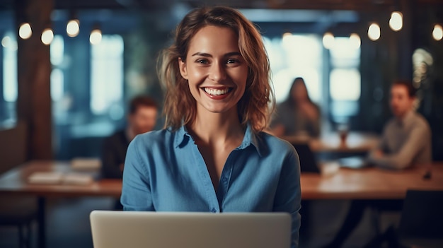 Nahaufnahme Porträt einer jungen schönen Frau, die lächelt, während sie im Büro mit einem Laptop arbeitet. Erstellt mit generativer KI-Technologie