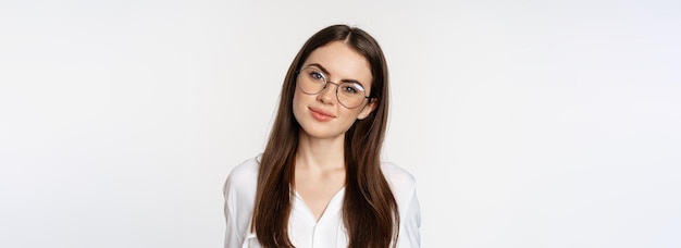 Nahaufnahme Porträt einer lächelnden Unternehmerin im Büro mit Brille, die glücklich und selbstbewusst aussieht