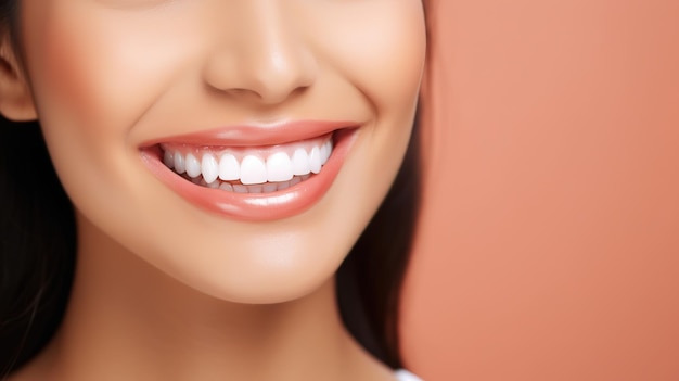 Nahaufnahme-Porträt einer schönen jungen lateinamerikanischen Hispanic-Modellfrau, die mit sauberen Zähnen lächelt
