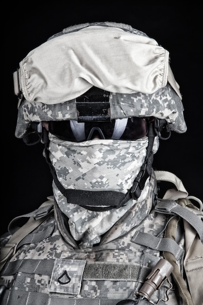 Nahaufnahme Porträt von Marine Raider, Elite-Armee-Truppmitglied, Militärkompanie-Söldner im Kampfhelm, Pixel-Camo-Uniform, geschützt mit Sturmhaube und Brillengesicht Studioaufnahme auf schwarzem Hintergrund