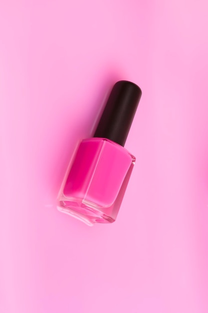 Nahaufnahme rosa Nagellack auf einem gleichfarbigen Hintergrund mit Kopierbereich Ästhetikkonzept
