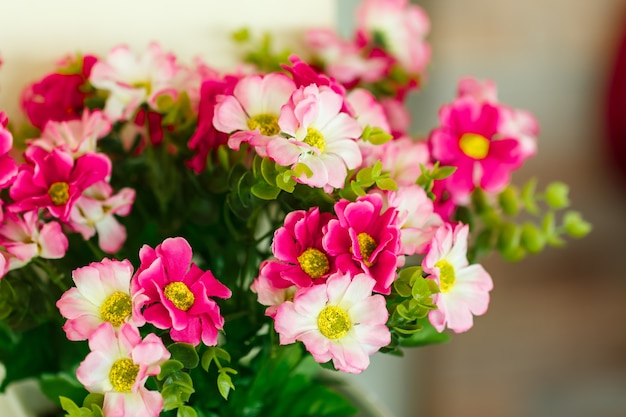 Nahaufnahme rote Blumen aus Stoff