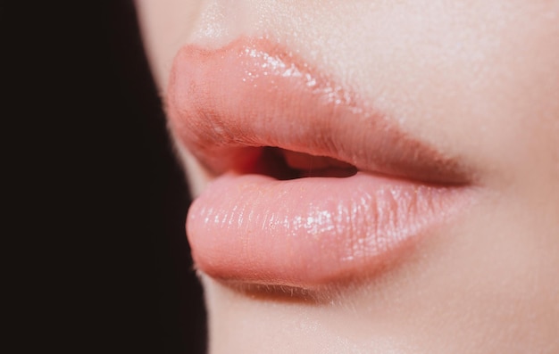 Nahaufnahme schöne Lippen Teil des Gesichts junge Frau Nahaufnahme dicke Lippen mit nacktem Lippenstift natürliche Lippe l