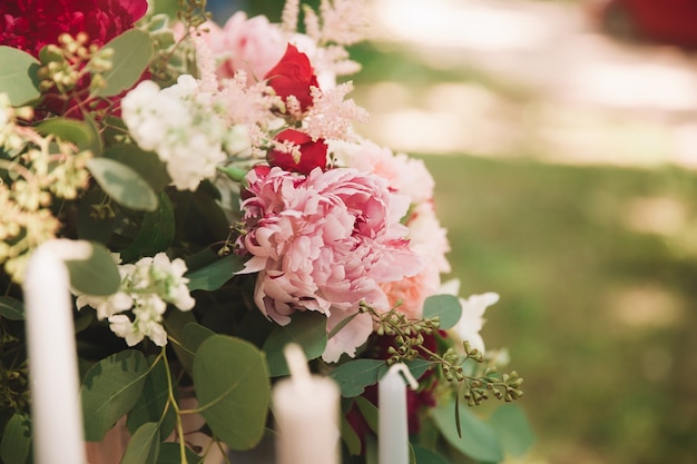 Nahaufnahme. schöner Hochzeitsstrauß von Blumen