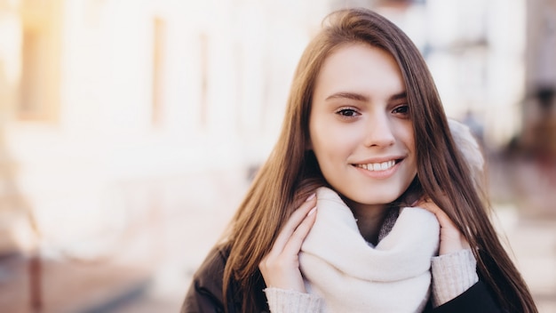 Nahaufnahme schönes natürliches Gesicht Brunette lässiges weibliches Porträt der natürlichen Frau