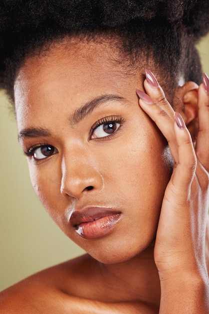 Nahaufnahme Schönheitsporträt und Hautpflege schwarze Frau im Studio mit weichem Strahlen und Glühen auf der Haut Afrikanisches Modell und natürliches Make-up im Gesicht für Kosmetik Wellness und Gesundheit vor grünem Hintergrund