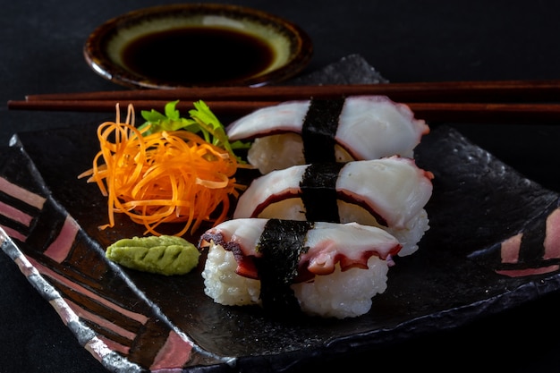 Nahaufnahme schoss die Sushi, die auf schwarzem Hintergrund getrennt wurden
