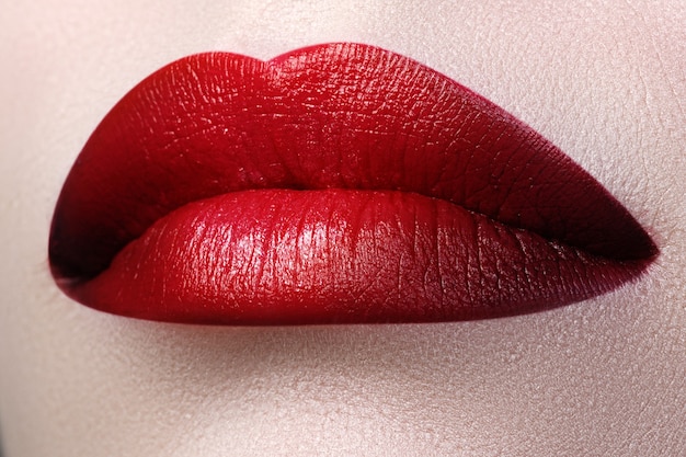 Nahaufnahme Schuss der Frau Lippen mit rotem Lippenstift. Schöne perfekte Lippen