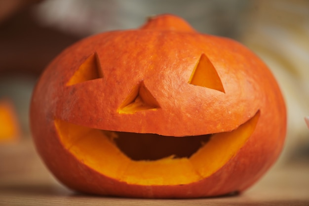 Nahaufnahme Schuss Jack-O'-Lantern aus orange reifen Kürbis für Halloween-Party zu Hause geschnitzt