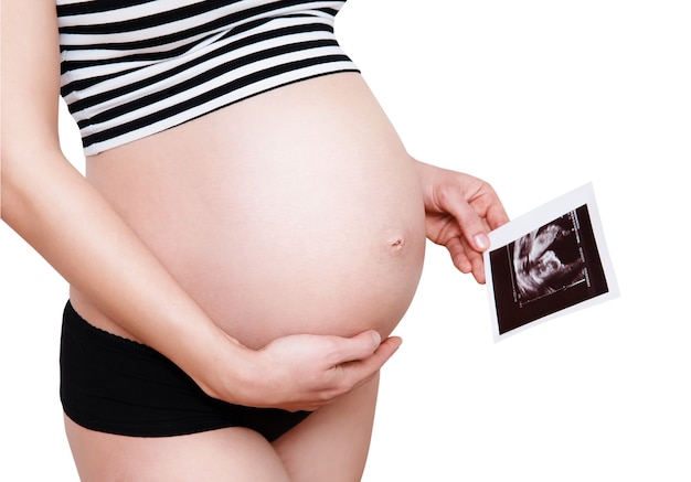 Nahaufnahme schwangere Frau mit Ultraschallbild