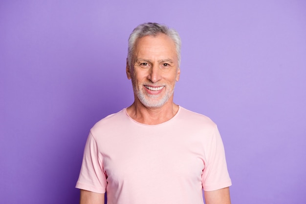 Nahaufnahme seines schönen, attraktiven, fröhlichen, fröhlichen, grauhaarigen Mannes mit rosafarbenem T-Shirt, gesundem Leben einzeln auf hellem, lebendigem Glanz, lebendigem lila lila violetten Hintergrund