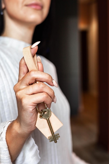 Nahaufnahme selbstbewusste weibliche Hände, die Schlüssel vom neuen Haus halten und das Glücksgefühl beim Kauf einer Wohnung empfinden