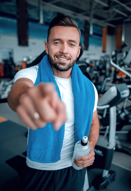 Nahaufnahme selbstbewusster Sportler, der auf Sie zeigt