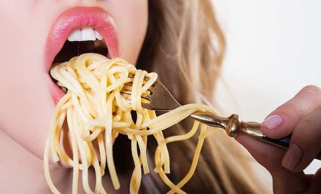 Nahaufnahme sexy Lippen mit Nudeln Nudeln weiblicher Mund essen Spaghetti