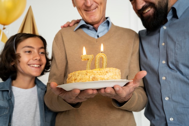 Nahaufnahme Smiley Senior Mann mit Kuchen