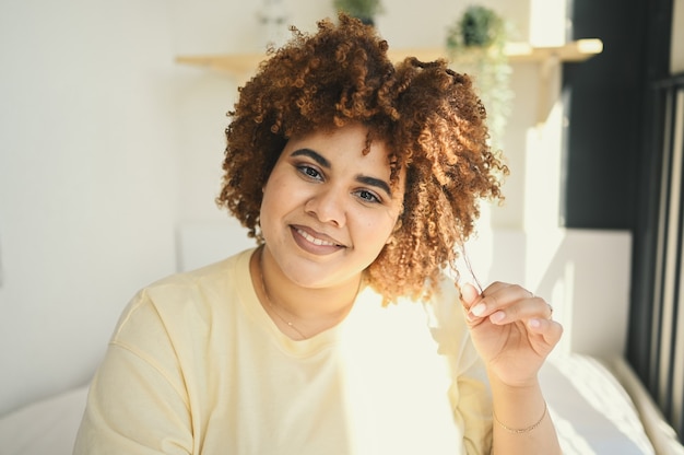 Nahaufnahme sonniges Porträt glücklich lächelnde kurvige plus Größe afrikanische schwarze Frau Afro-Haar mit Make-up