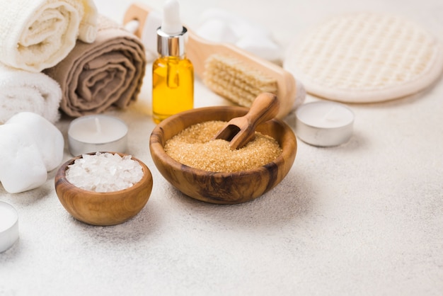 Foto nahaufnahme spa-zubehör mit handtüchern und öl