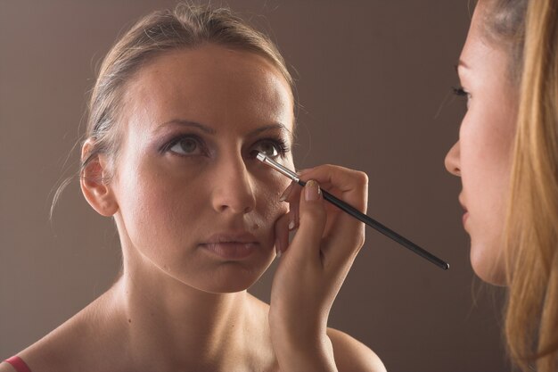 Nahaufnahme Studio portrit eines Maskenbildners bei der Arbeit