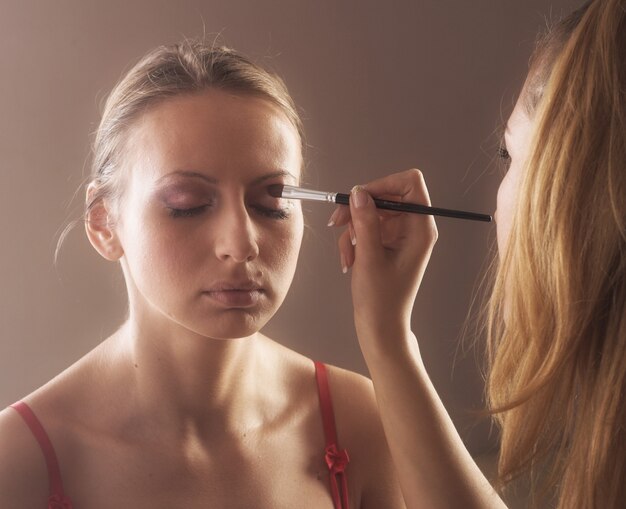 Nahaufnahme Studio portrit eines Maskenbildners bei der Arbeit