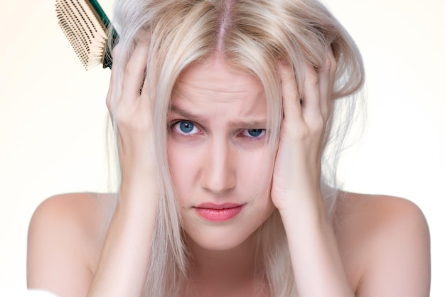 Nahaufnahme sympathische Frau mit kosmetischer Haut, die ein Problem mit trockenem Haarausfall hat