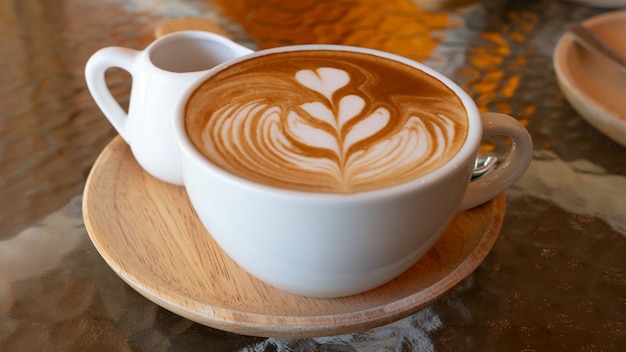 Nahaufnahme Tasse Kaffee Latte Kunst im Café