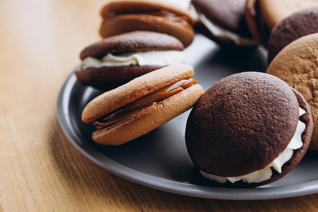 Nahaufnahme Traditionelle Schokolade und Kürbis Whoopie Pies gefüllt mit Vanille-Frischkäse