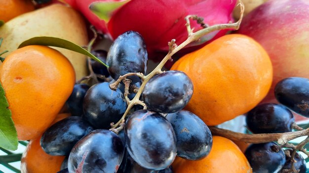 Nahaufnahme, tropische Fruchttrauben, Orangen, Drachenfrucht, Birnen und Äpfel auf weißem Hintergrund 03