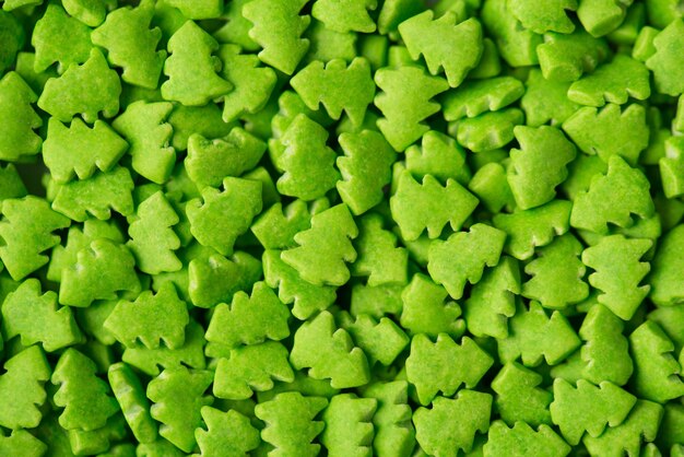 Nahaufnahme über dem Foto des Hintergrunds aus kleinen Weihnachtsbäumen in leuchtend grüner Farbe