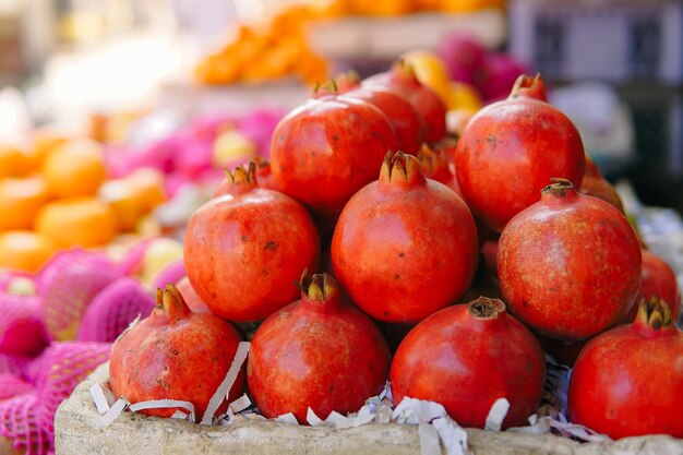 Nahaufnahme und selektive Fokusgruppe von Granatäpfeln im Holzeimer auf dem Markt