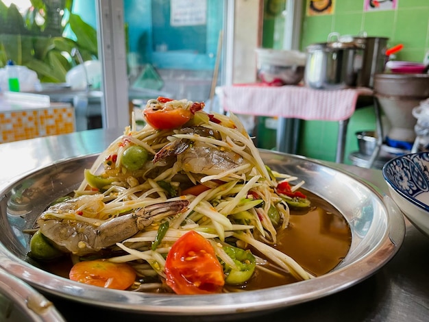 Nahaufnahme und selektiver Fokus frischer Garnelensalat auf dem Teller im Restaurant