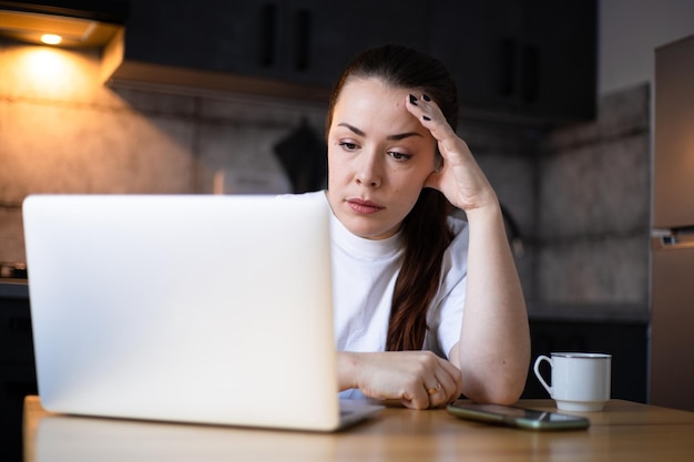 Nahaufnahme unglücklich gestresste Geschäftsfrau, die schlechte Nachrichten in E-Mails liest frustrierter Student, der an einem Online-Projekt mit schwierigen Aufgaben arbeitet Harte Fernarbeit Arbeiten Sie im Küchenbüro