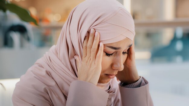 Nahaufnahme verärgerte junge Frau bekommt schlechte Nachrichten fühlt sich stressig Angst frustriert muslimisches Mädchen leidet
