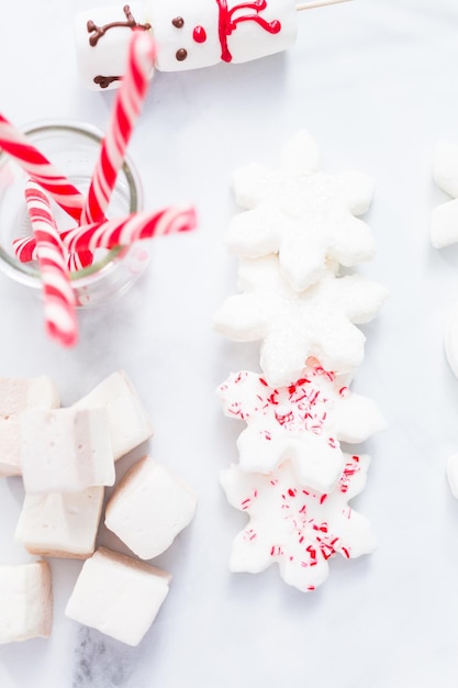 Nahaufnahme. Verschiedene Marshmallow-Toppings mit Pfefferminze für heiße Schokolade und Kakaogetränke.