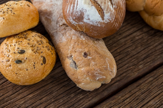 Nahaufnahme verschiedener Brotlaibe