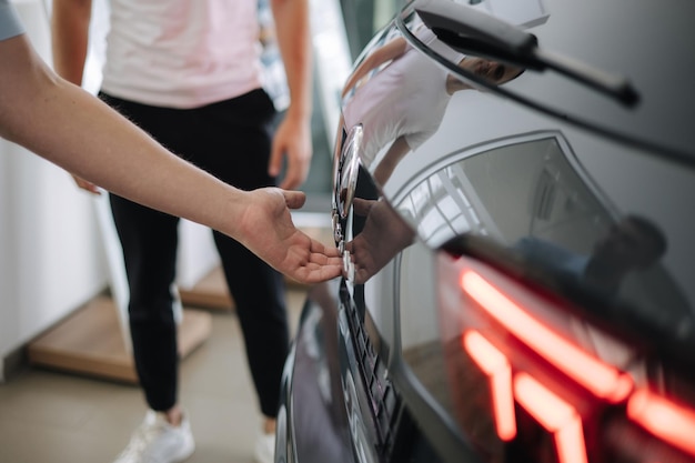 Nahaufnahme verschiedener Elemente Außendesign des Autos Rückansicht des Automanns Öffnen Sie den Kofferraum