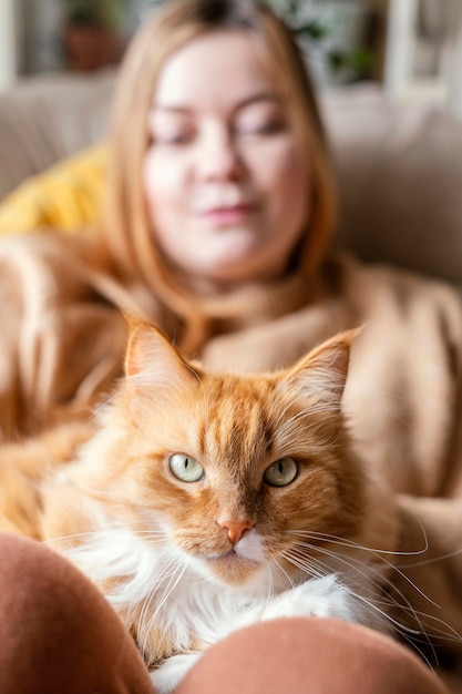 Foto nahaufnahme verschwommene frau mit niedlicher katze