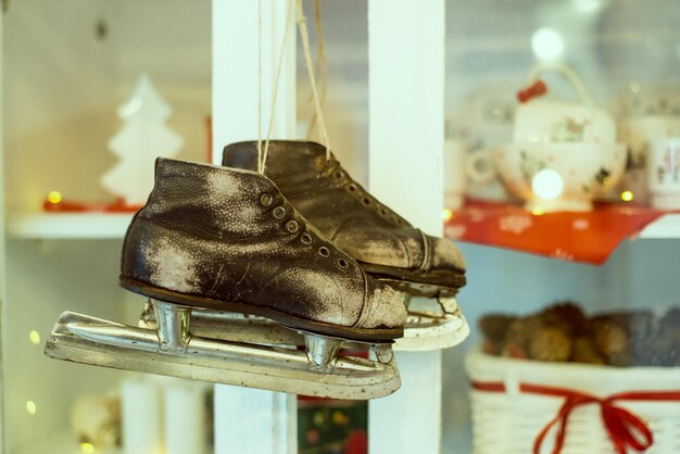 Foto nahaufnahme verwitterter schuhe im einzelhandel im laden