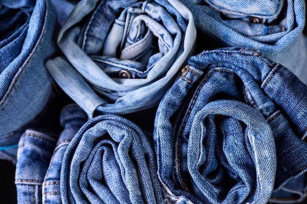 Foto nahaufnahme vieler verdrehter jeans
