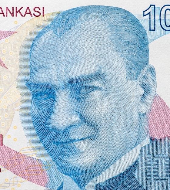 Nahaufnahme von 100 türkischen Lira-Banknoten mit Porträt von Mustafa Kemal Atatürk