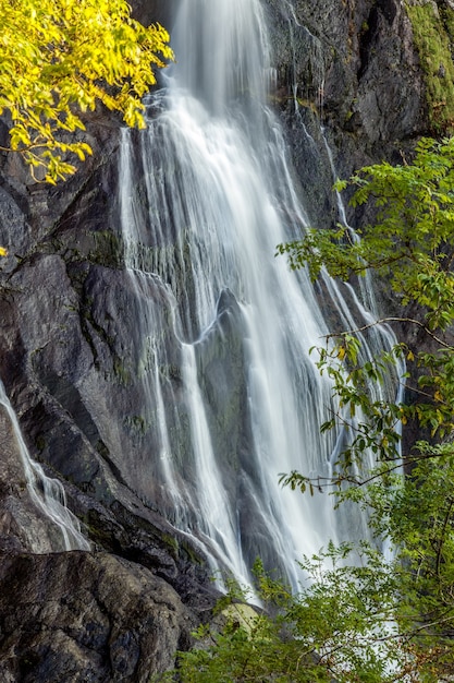 Nahaufnahme von Aber Falls im Herbst