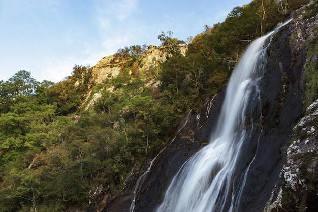 Nahaufnahme von Aber Falls in Wales