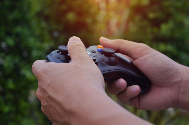 Foto nahaufnahme von abgeschnittenen händen mit joystick