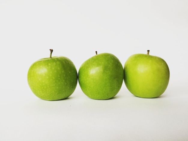 Nahaufnahme von Äpfeln auf Apfel gegen weißen Hintergrund