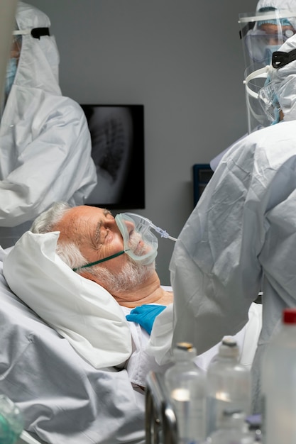 Foto nahaufnahme von ärzten und patienten mit sauerstoffmaske