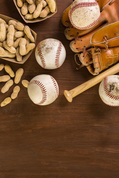 Nahaufnahme von alten abgenutzten Baseball-Ausrüstung auf einem hölzernen Hintergrund.