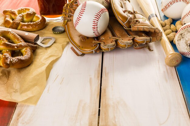 Nahaufnahme von alten abgenutzten Baseball-Ausrüstung auf einem hölzernen Hintergrund.