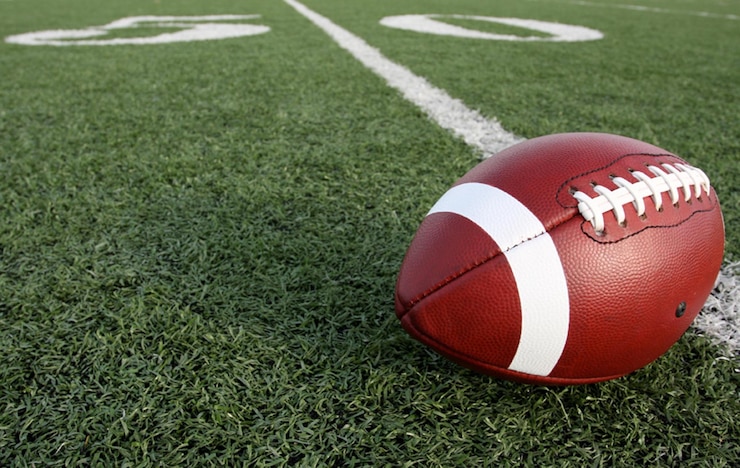 Foto nahaufnahme von american football auf dem spielfeld