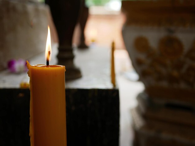 Foto nahaufnahme von angezündeten kerzen im tempel