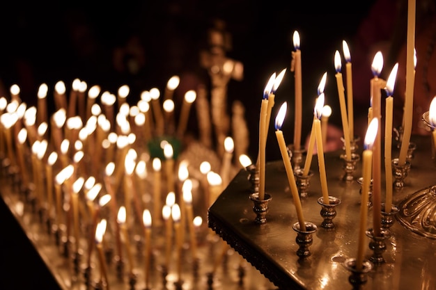 Nahaufnahme von angezündeten Kerzen in der Kirche